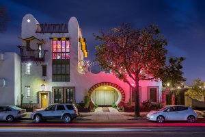 El Zapato facade. Architect Jeff Shelton. Photographer Alex Nye. 